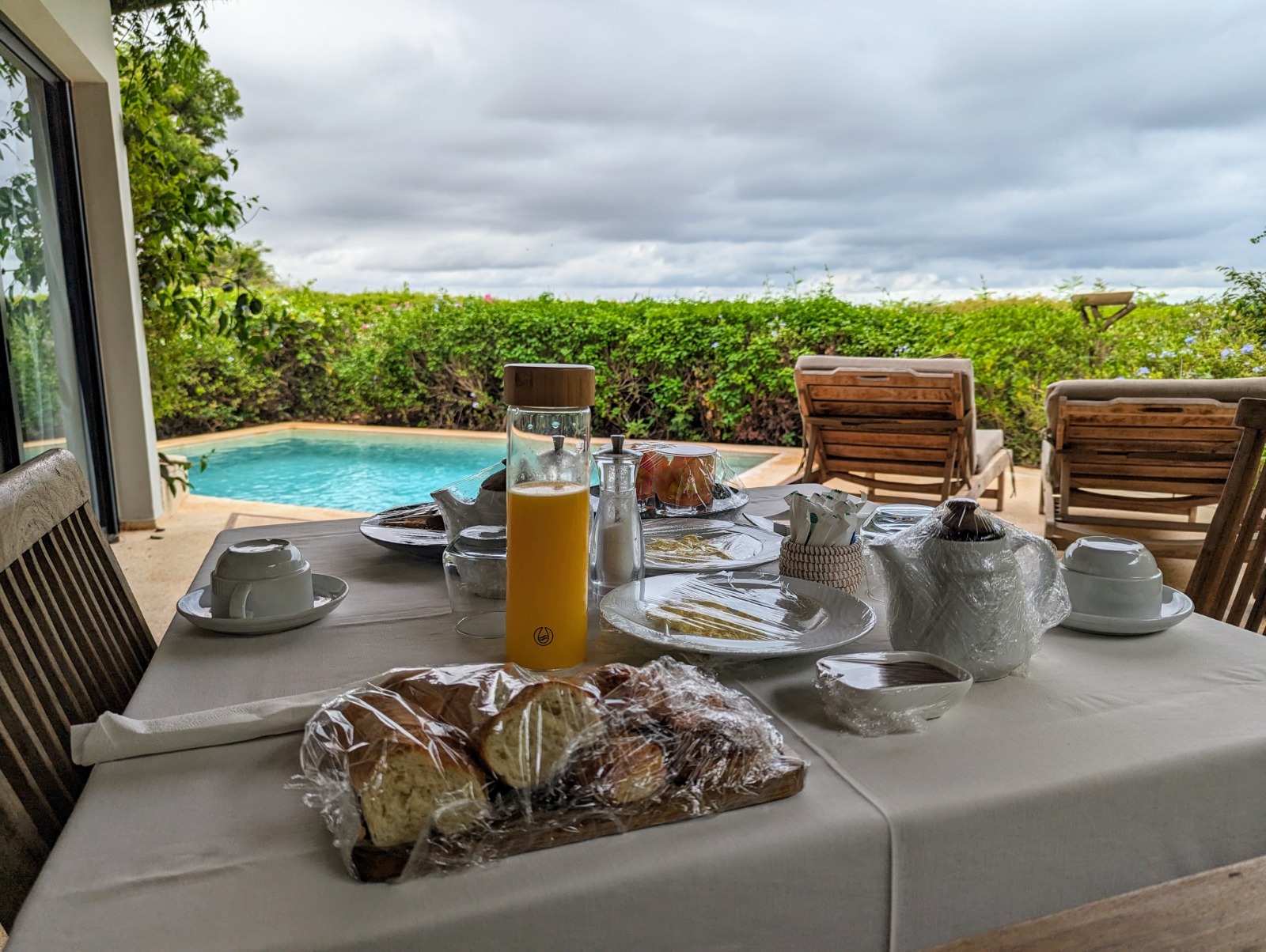 Breakfast by a private pool at Les Manguiers de Guéréo