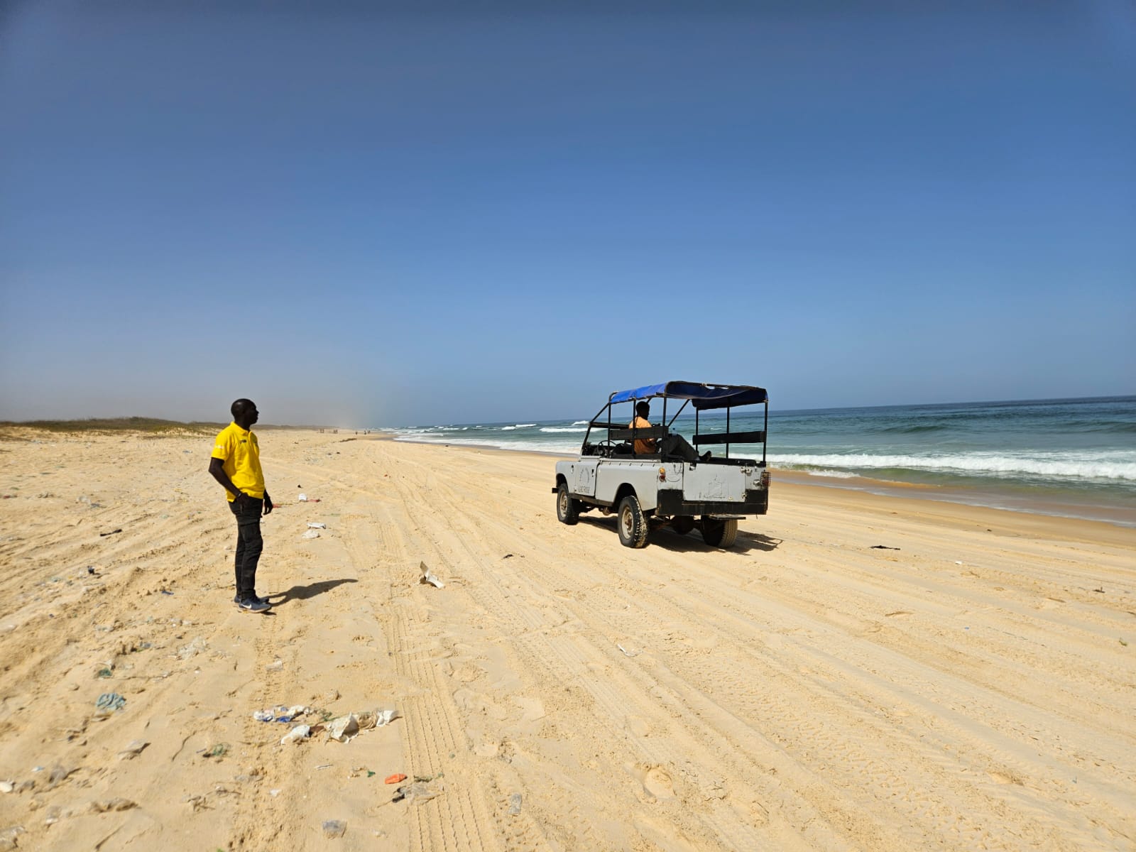 4x4 vehicle on Plage de Niaga beach