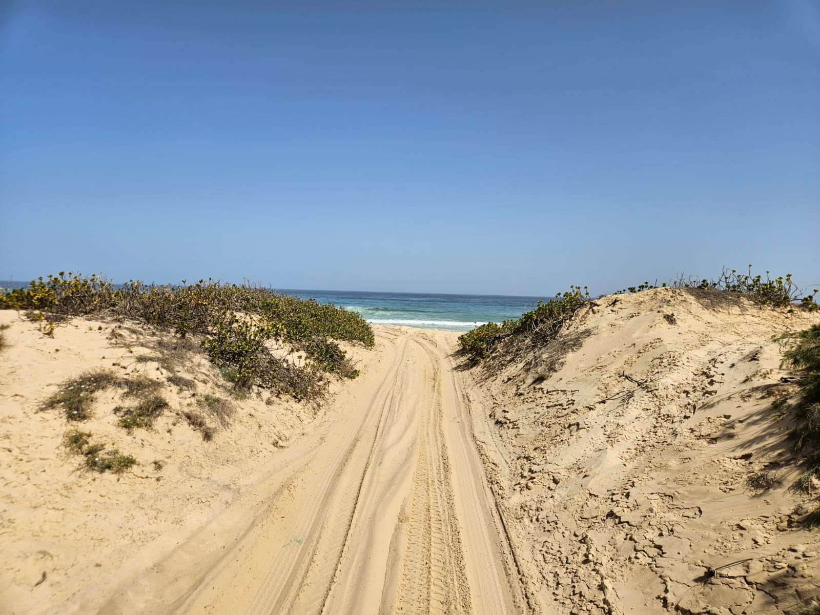 Sand path leading to Plage de Niaga